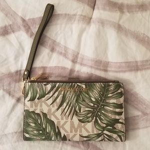 Brand New without tags Michael Kors Adele Wristlet